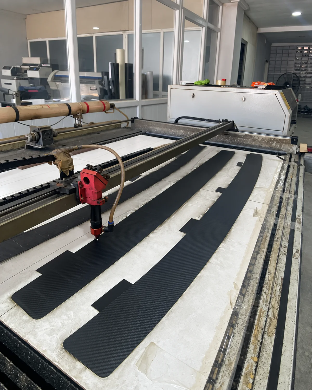 Bursa Nilüfer Organize Sanayi Bölgesi’ndeki Gri Grafik atölyesinde CO₂ lazer kesim makinesi
