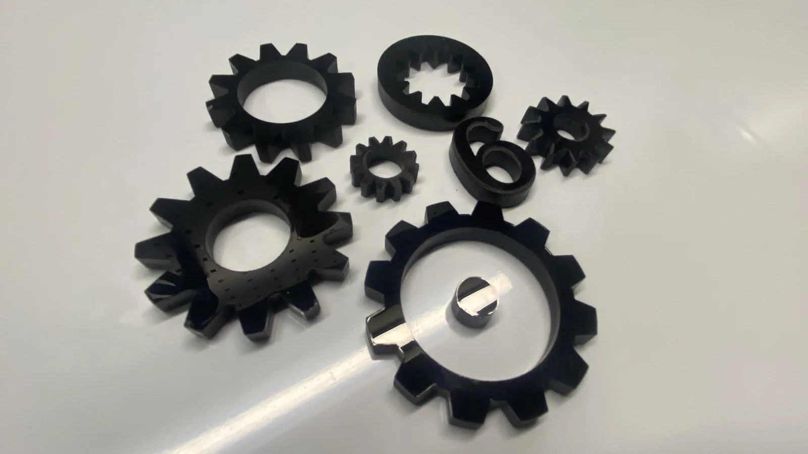 10 mm siyah pleksiden lazerle kesilmiş dişli ve özel parçalar