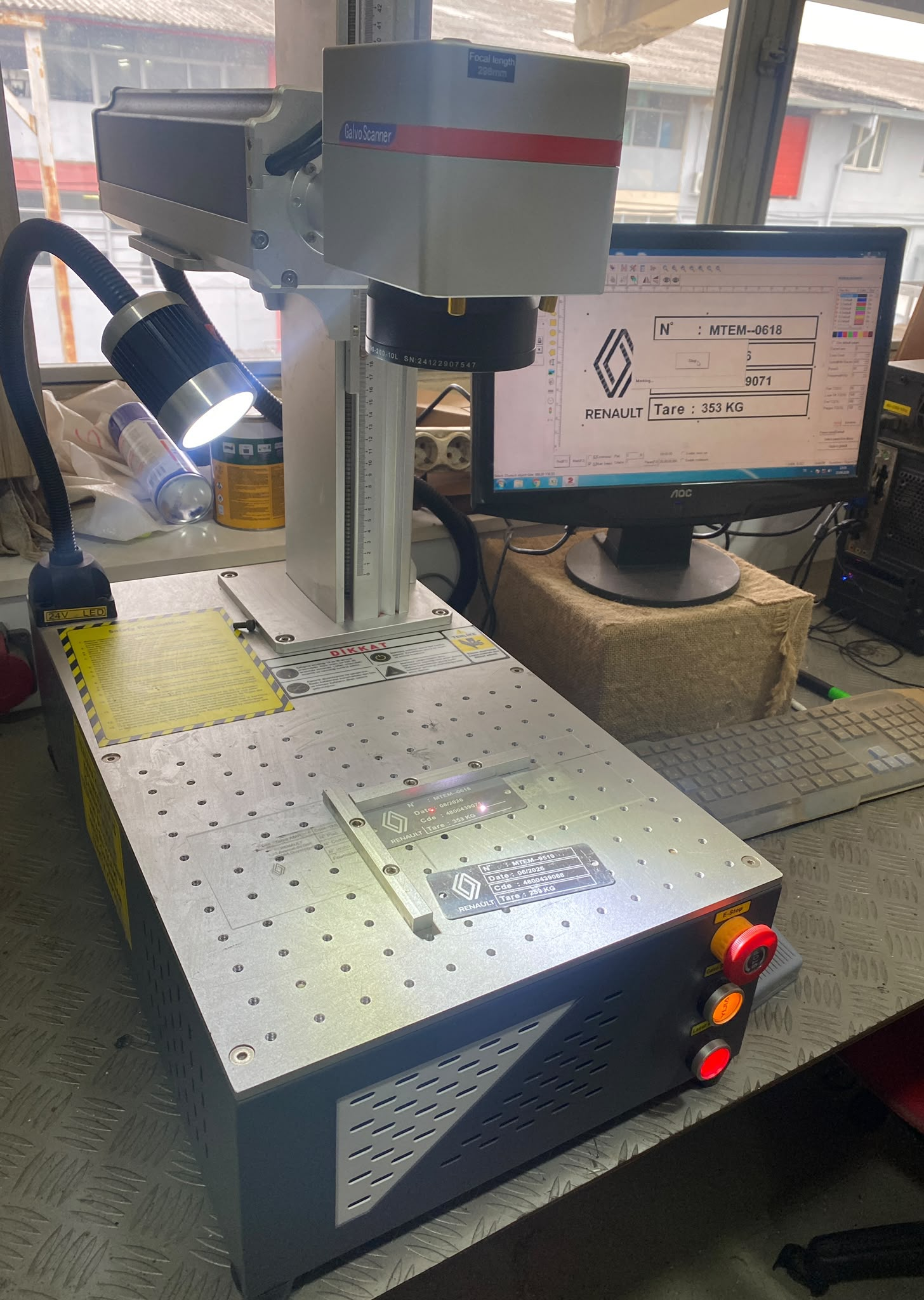Fiber lazer markalama makinesi ve metal etiket işleme tezgâhı