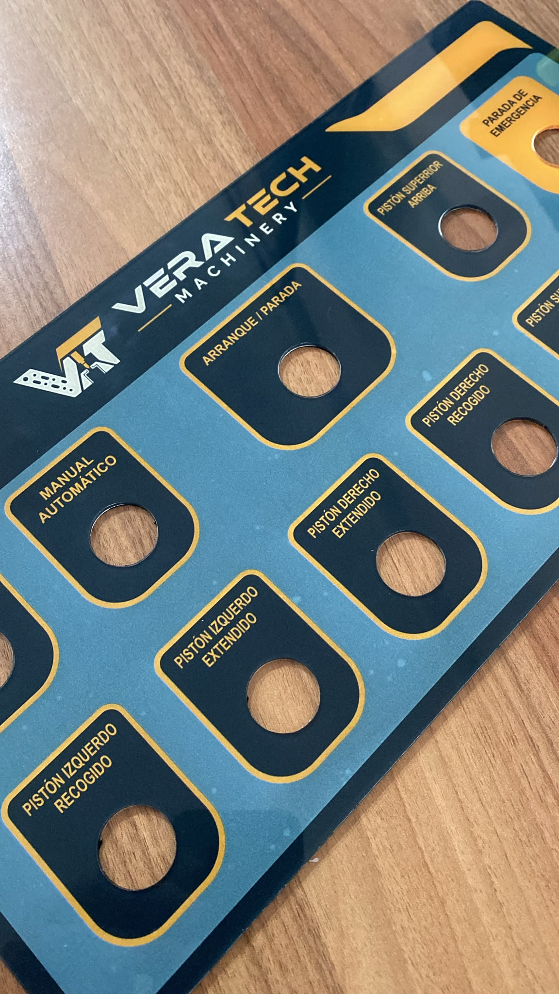 Veratech Machinery için mavi ve altın renkli buton çerçeveli makine kontrol paneli