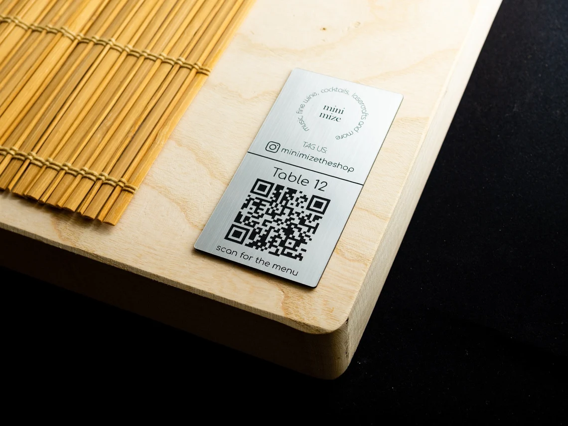 Masa üzerine monte edilmiş paslanmaz QR kod etiketi