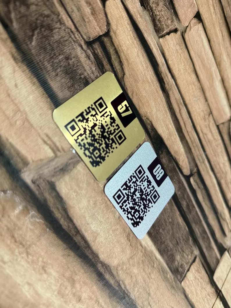 Altın ve gümüş renkli masa numarası metal QR kod etiketleri