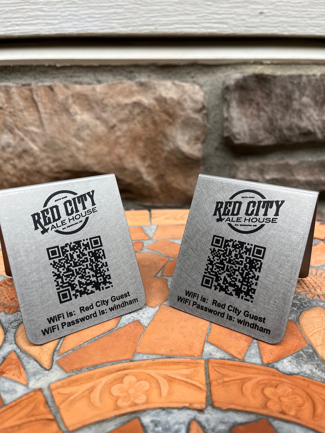 Restoran misafir Wi-Fi bilgileri için metal QR kod etiketi