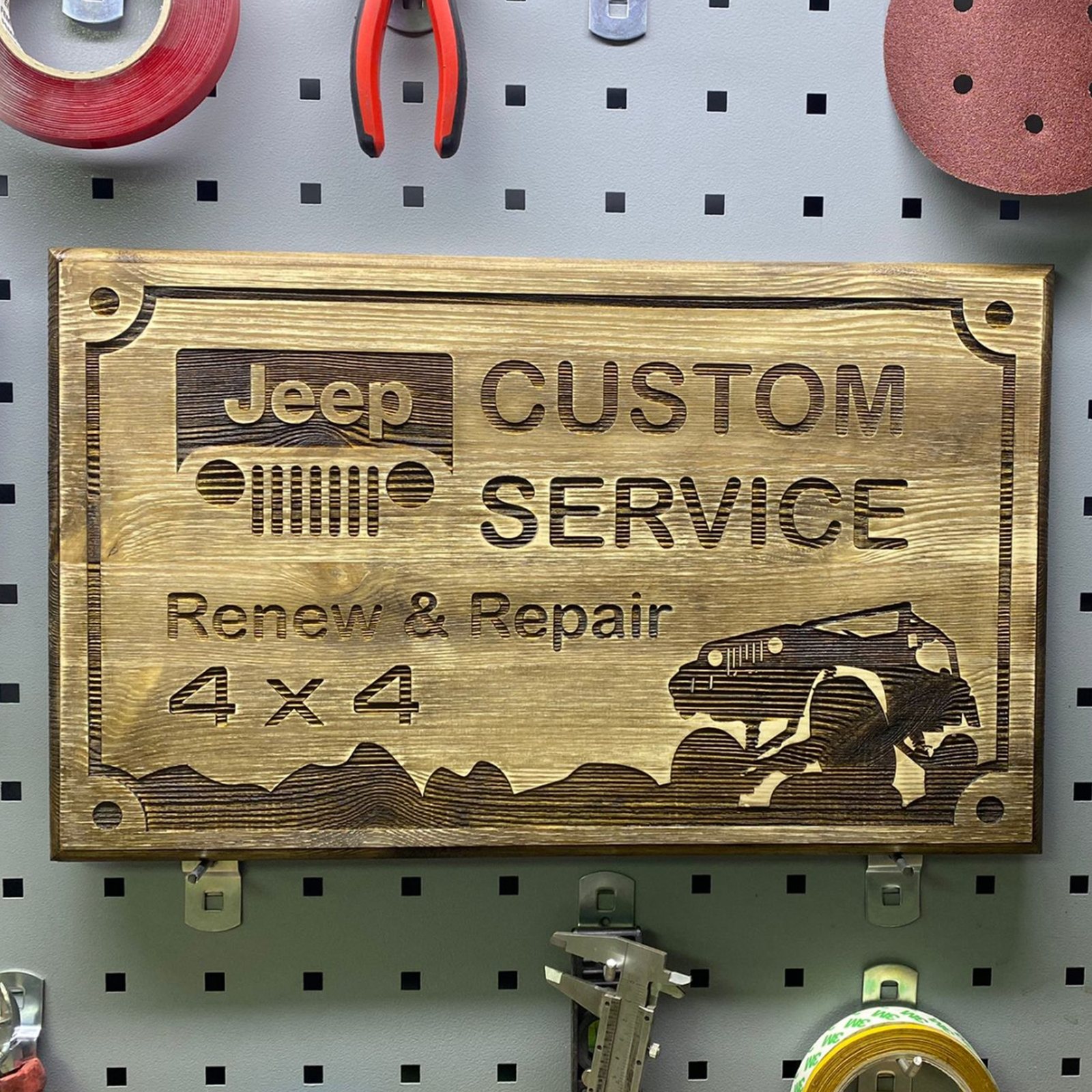 Jeep temalı lazer kazıma ahşap tabela